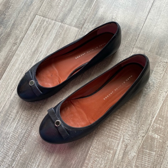 SOLD. Marc Jacobs Flats 8.5M - Picture 2 of 4